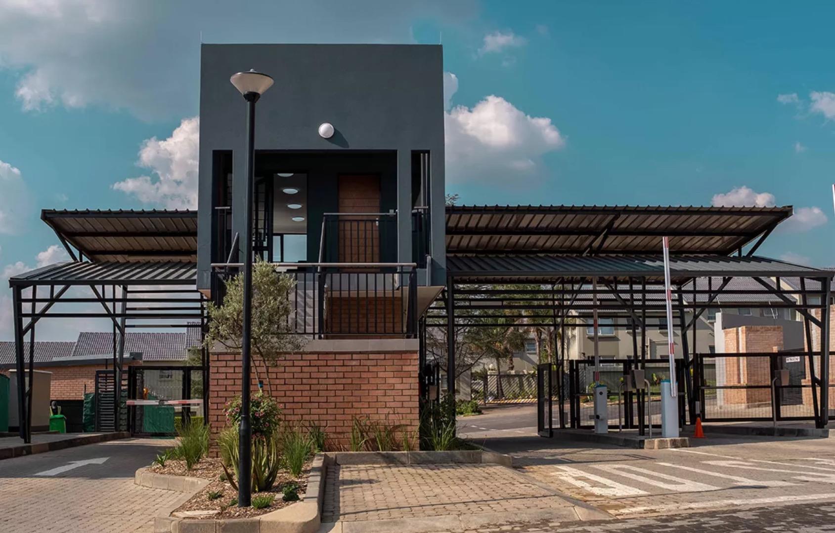 2 Bedroom Apartment / flat for sale in Waterfall P24113703759