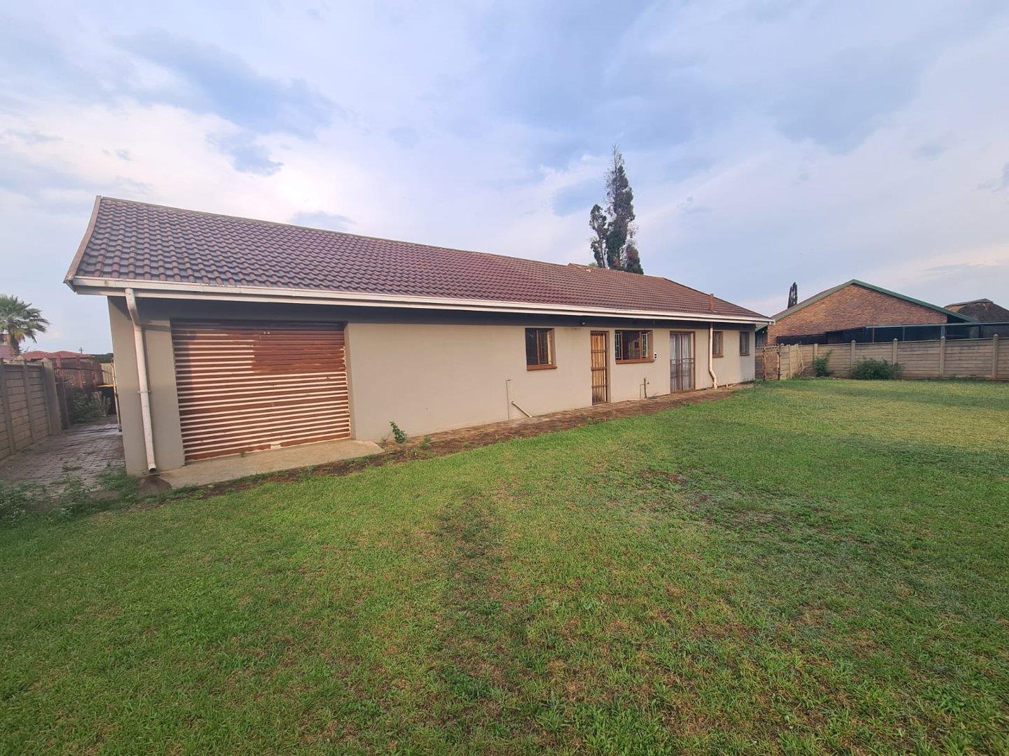 2 Bedroom House for sale in Waldrift P24113707347