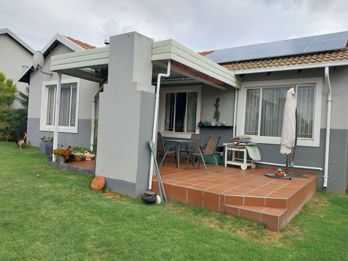 3 Bedroom House for sale in Thatchfield Manor P24113709984