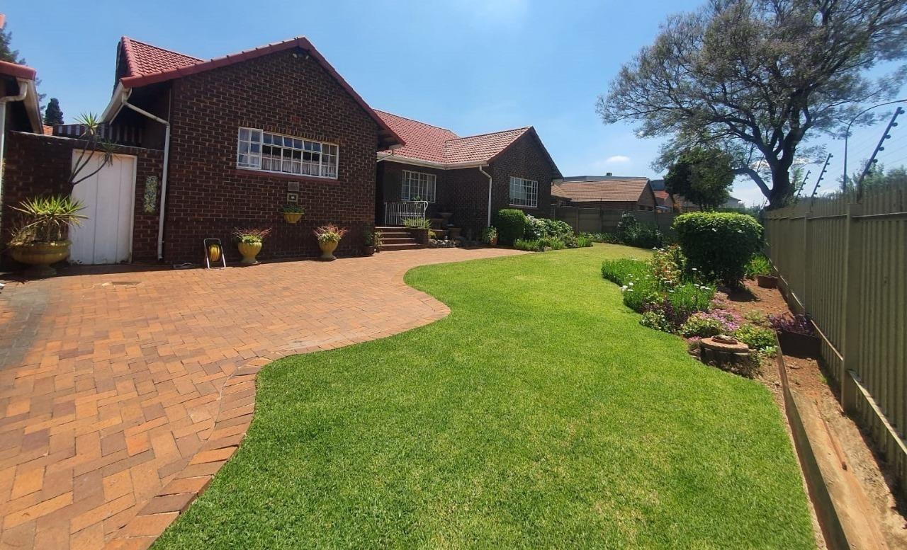 4 Bedroom House for sale in Lambton P24113712075