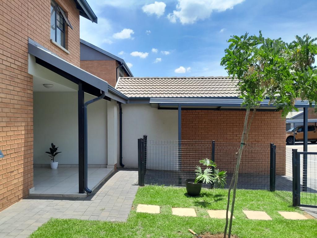 3 Bedroom Townhouse for sale in Zambezi Manor Lifestyle Estate P24