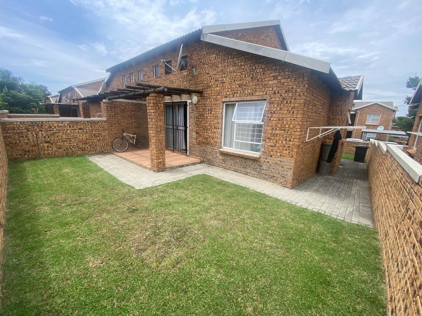 2 Bedroom Townhouse for sale in Honeypark Honey Bush, 290 Glover Road