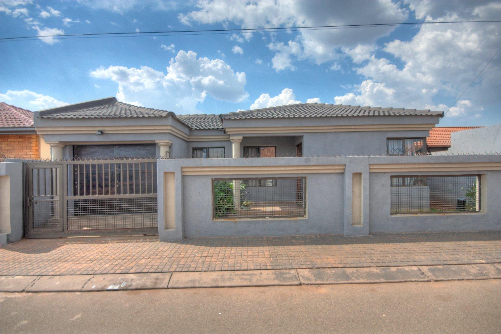 3 Bedroom House for sale in Protea Glen P24113714047