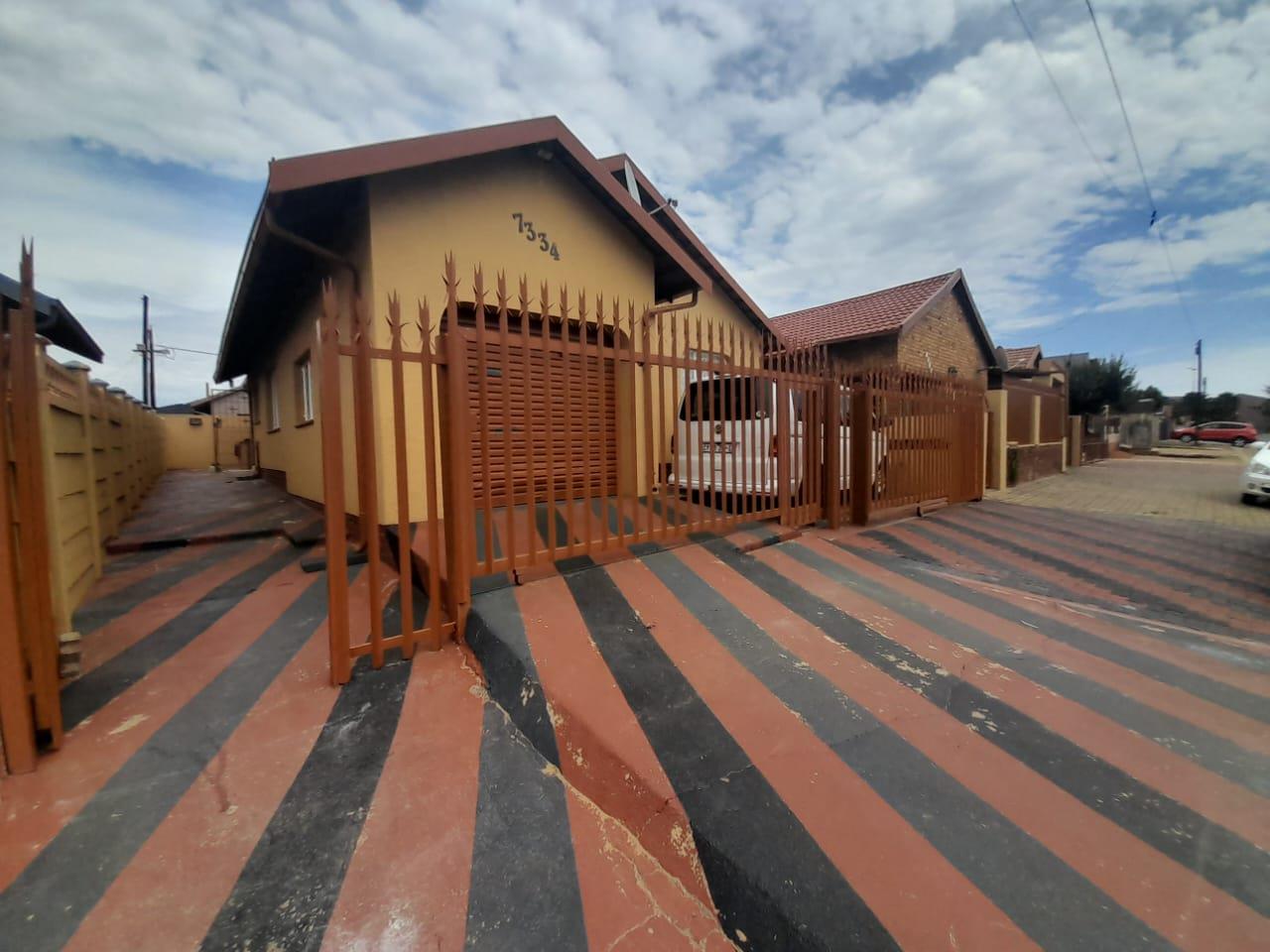 3 Bedroom House for sale in Mohlakeng P24113714593