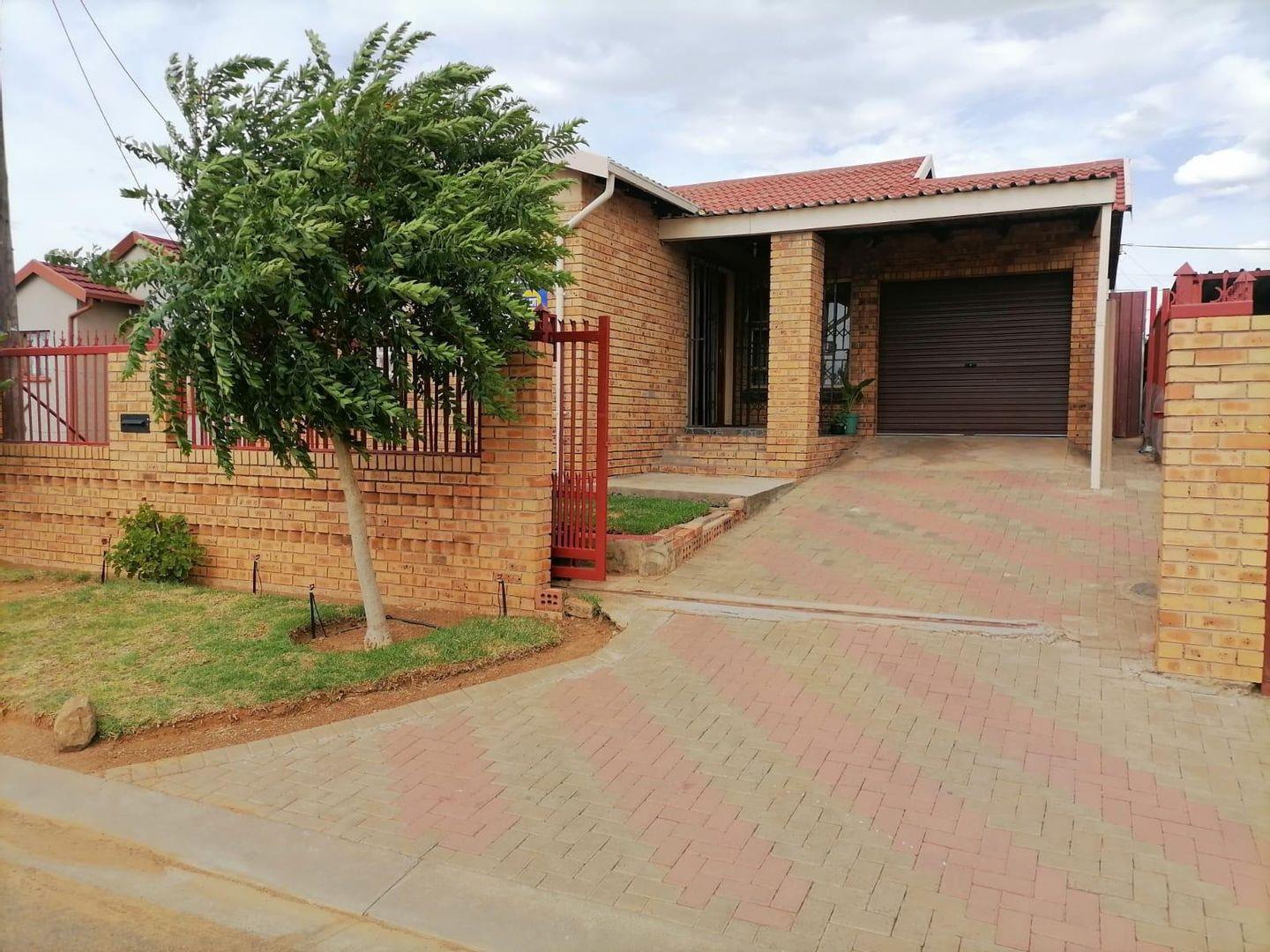 3 Bedroom House for sale in Hillside View P24113718490