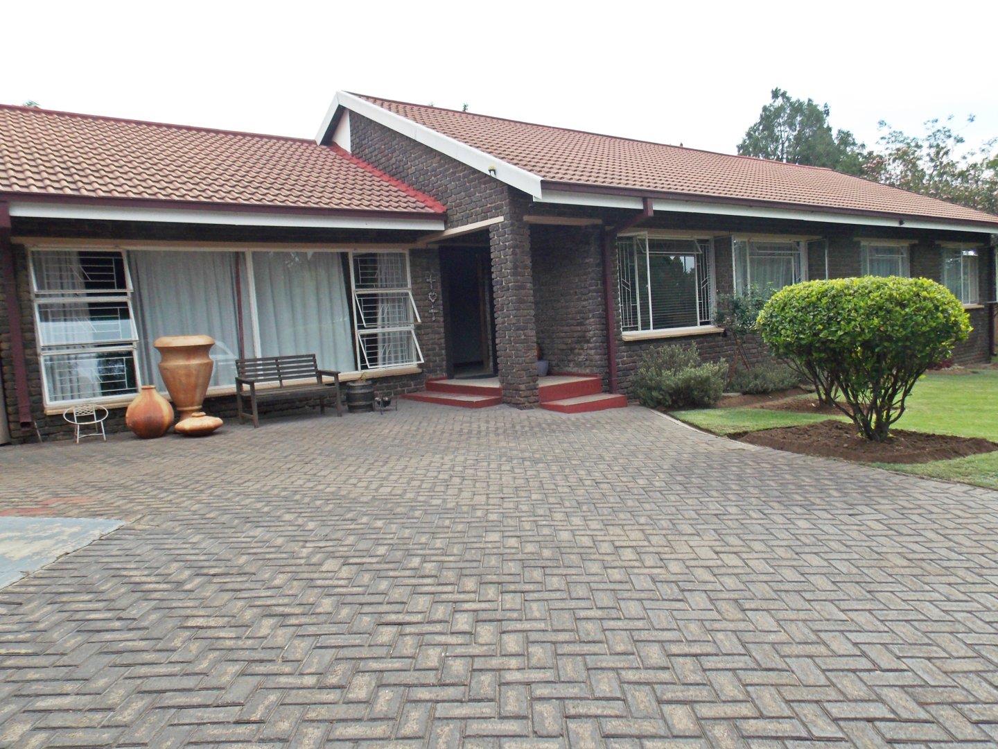 4 Bedroom House for sale in Three Rivers East P24113722680