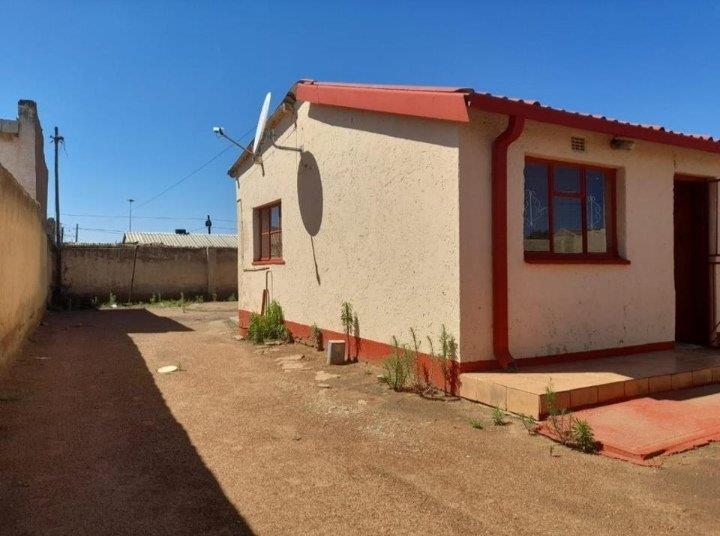 2 Bedroom House for sale in Zola P24113723856