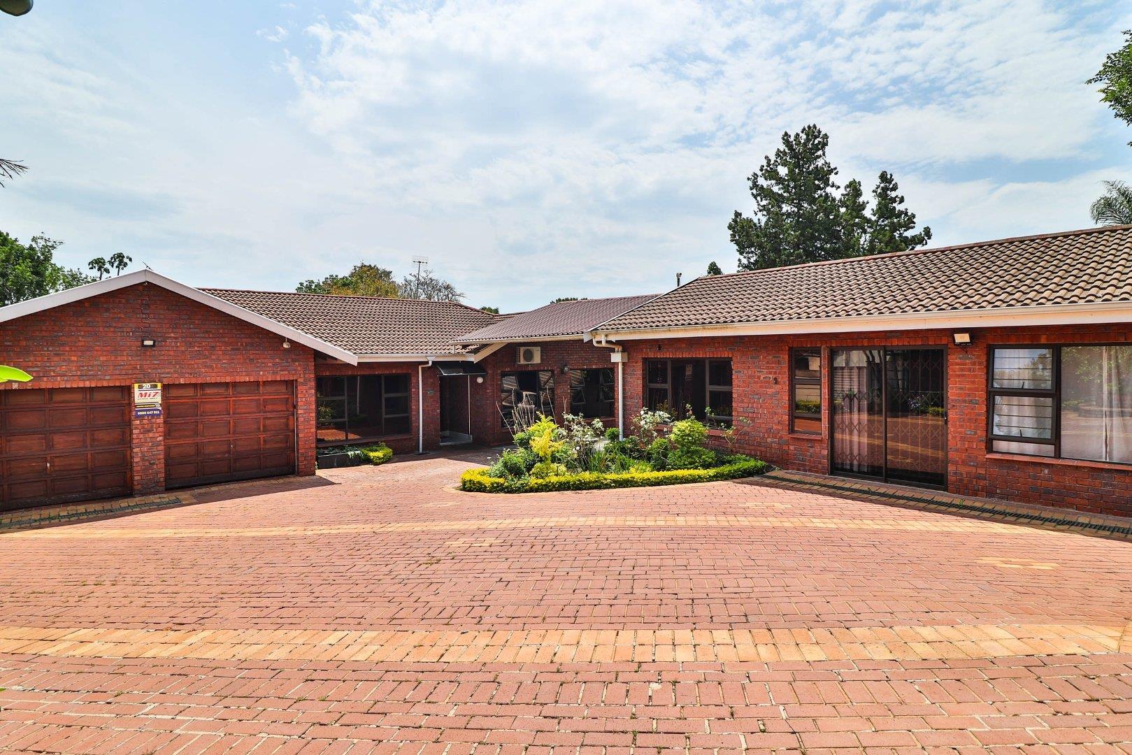 4 Bedroom House for sale in Hayfields P24113723976