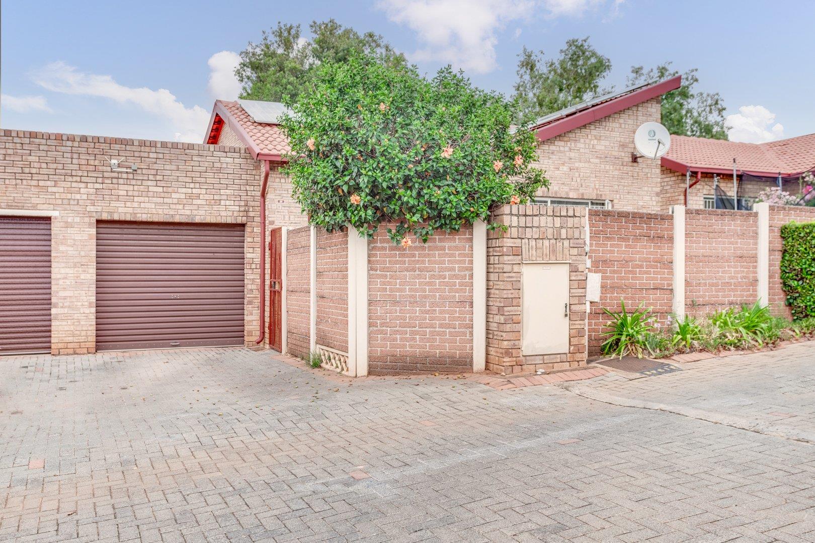 2 Bedroom Townhouse for sale in Weltevreden Park P24113724596