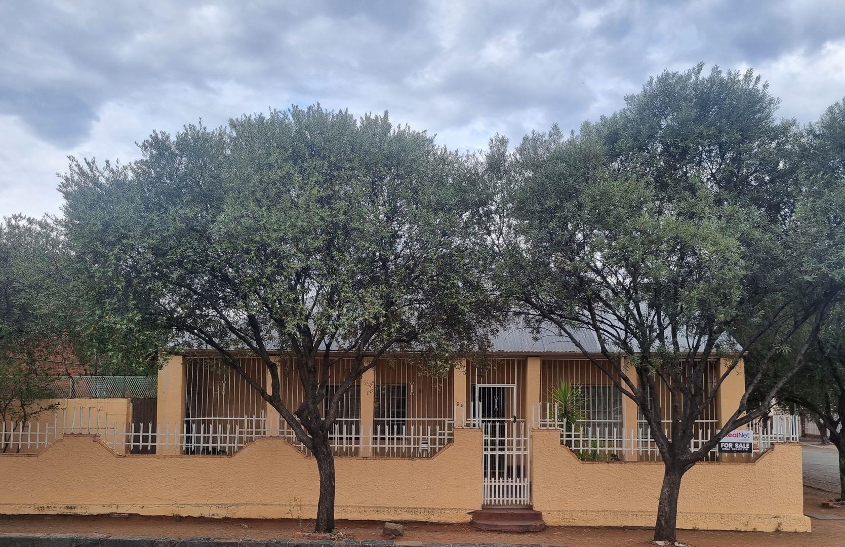 3 Bedroom House for sale in Beaconsfield P24112990942