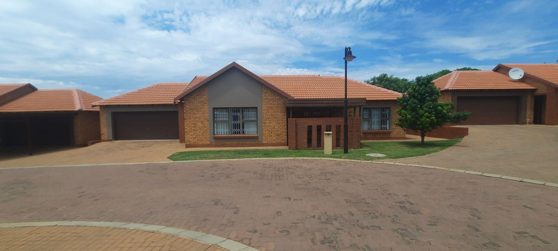 3 Bedroom Townhouse for sale in Willow Park Manor P24113730366