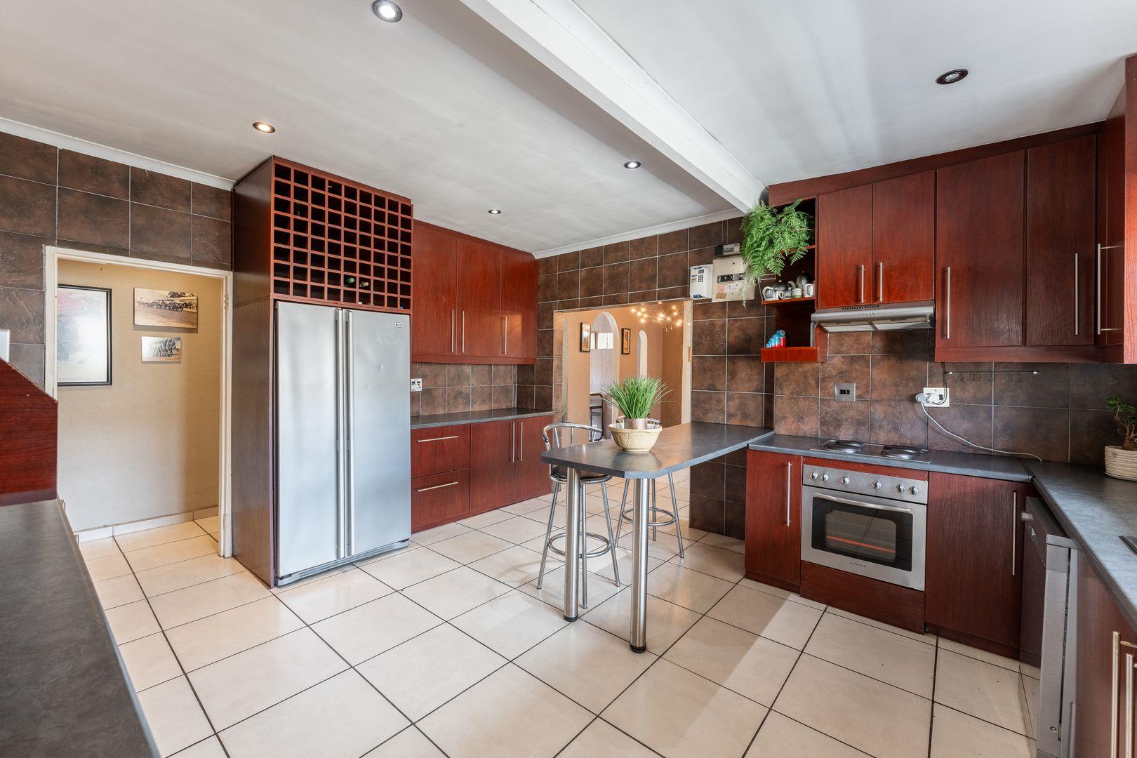 4 Bedroom House for sale in Peerless Park North P24114522162