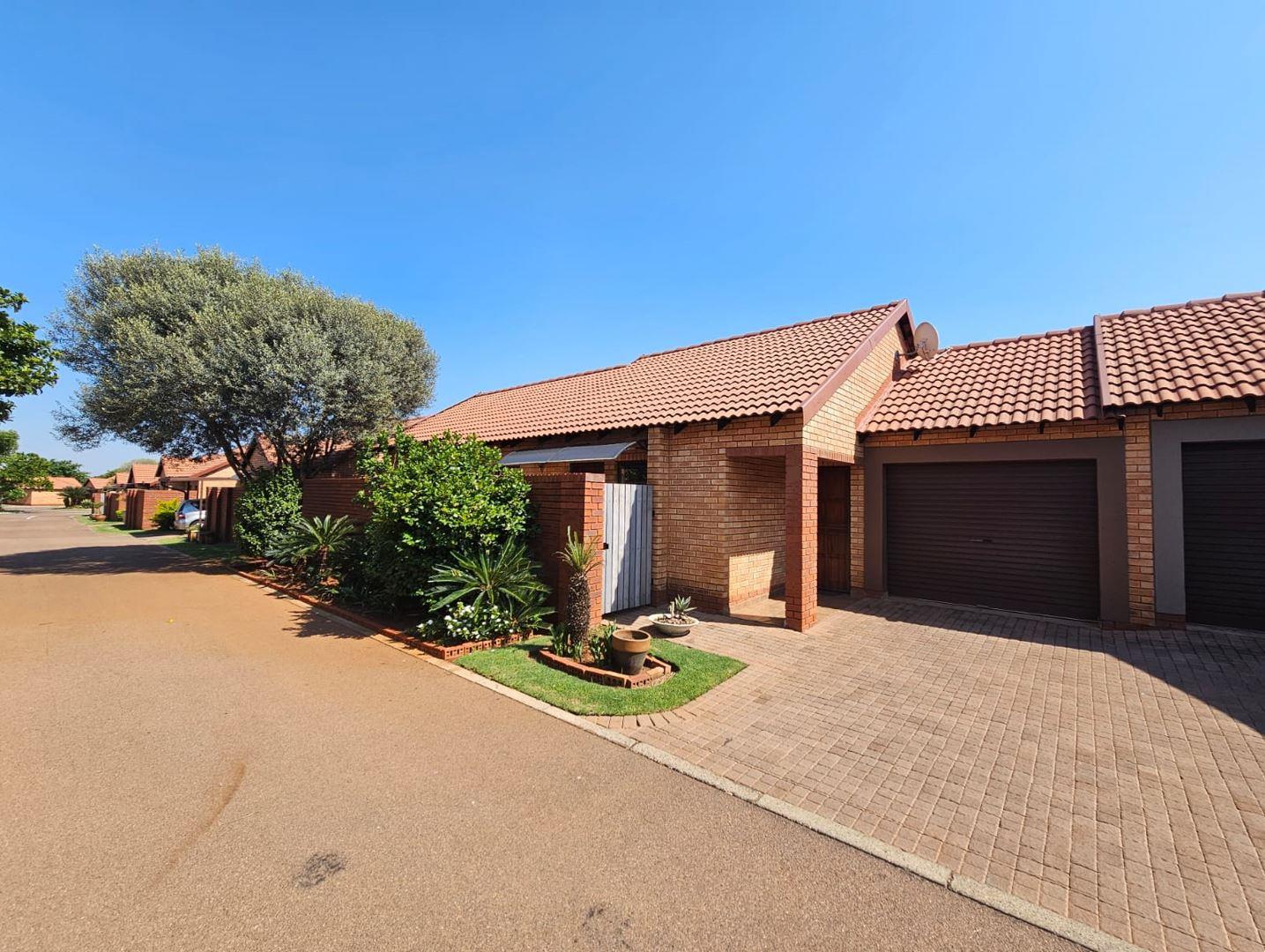 2 Bedroom Townhouse for sale in Montana Tuine 16a Twee Riviere Aftree