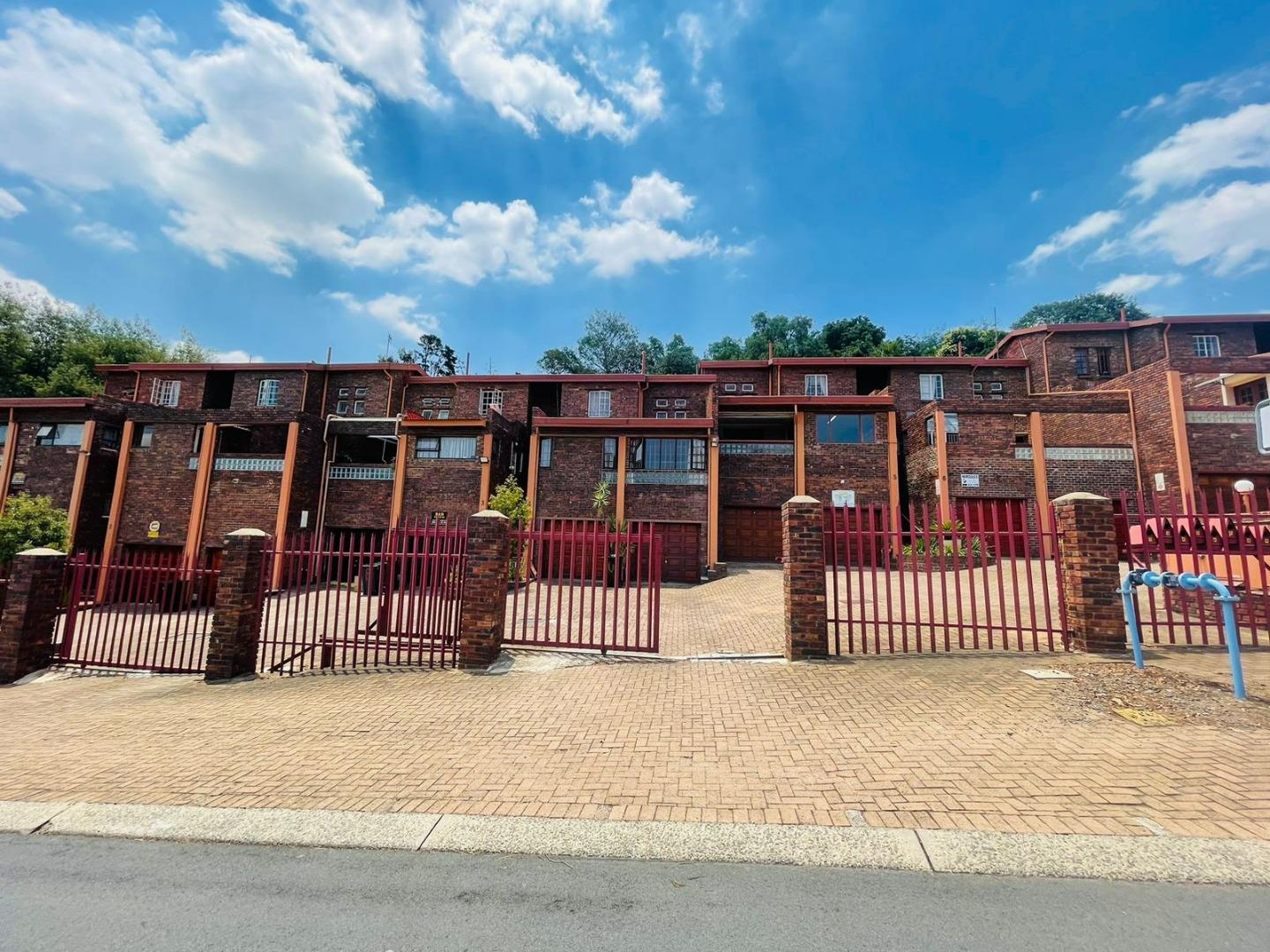 3 Bedroom Townhouse for sale in Oakdene P24113732875