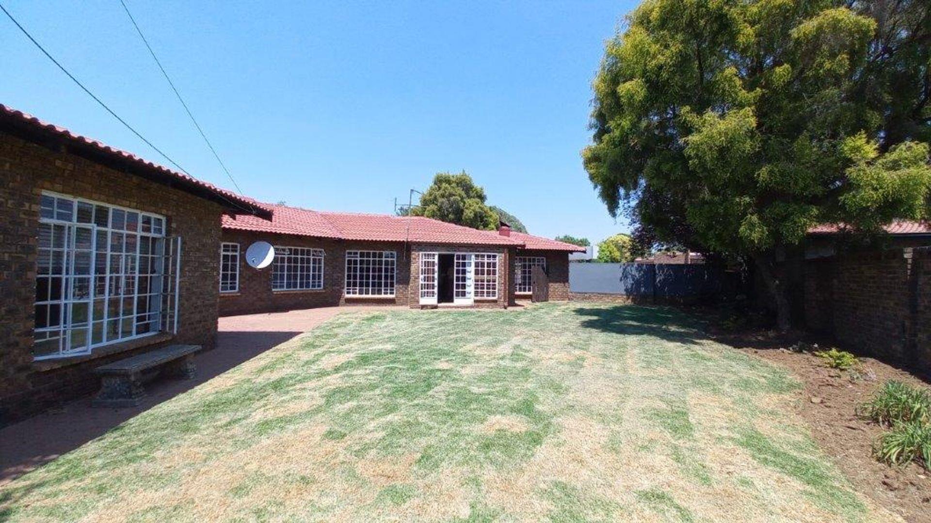 4 Bedroom House for sale in Sunward Park P24113733219