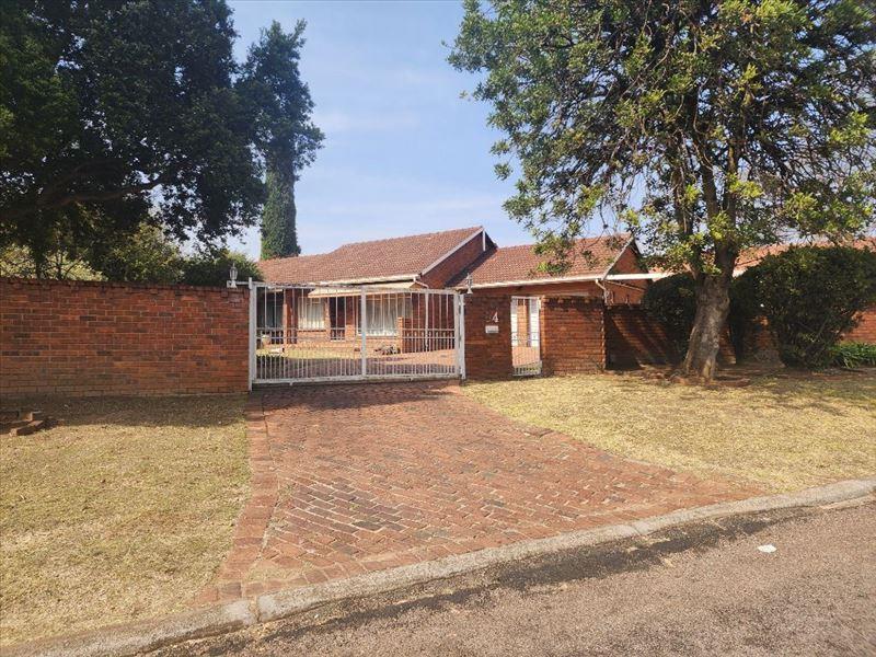 4 Bedroom House for sale in Birchleigh North 34 Strydom Street