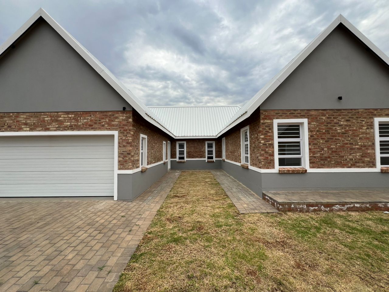 3 Bedroom House for sale in Van Der Hoff Park P24113735902