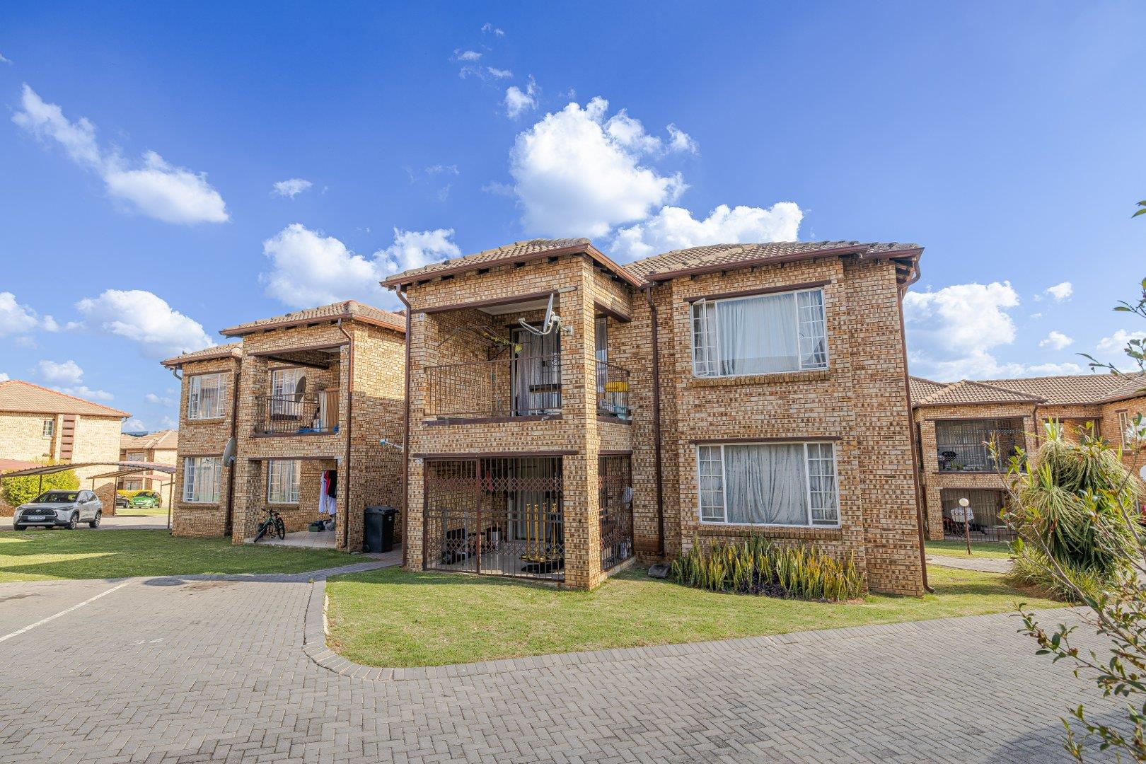 3 Bedroom Apartment / flat for sale in Halfway Gardens Shirlandi, 1