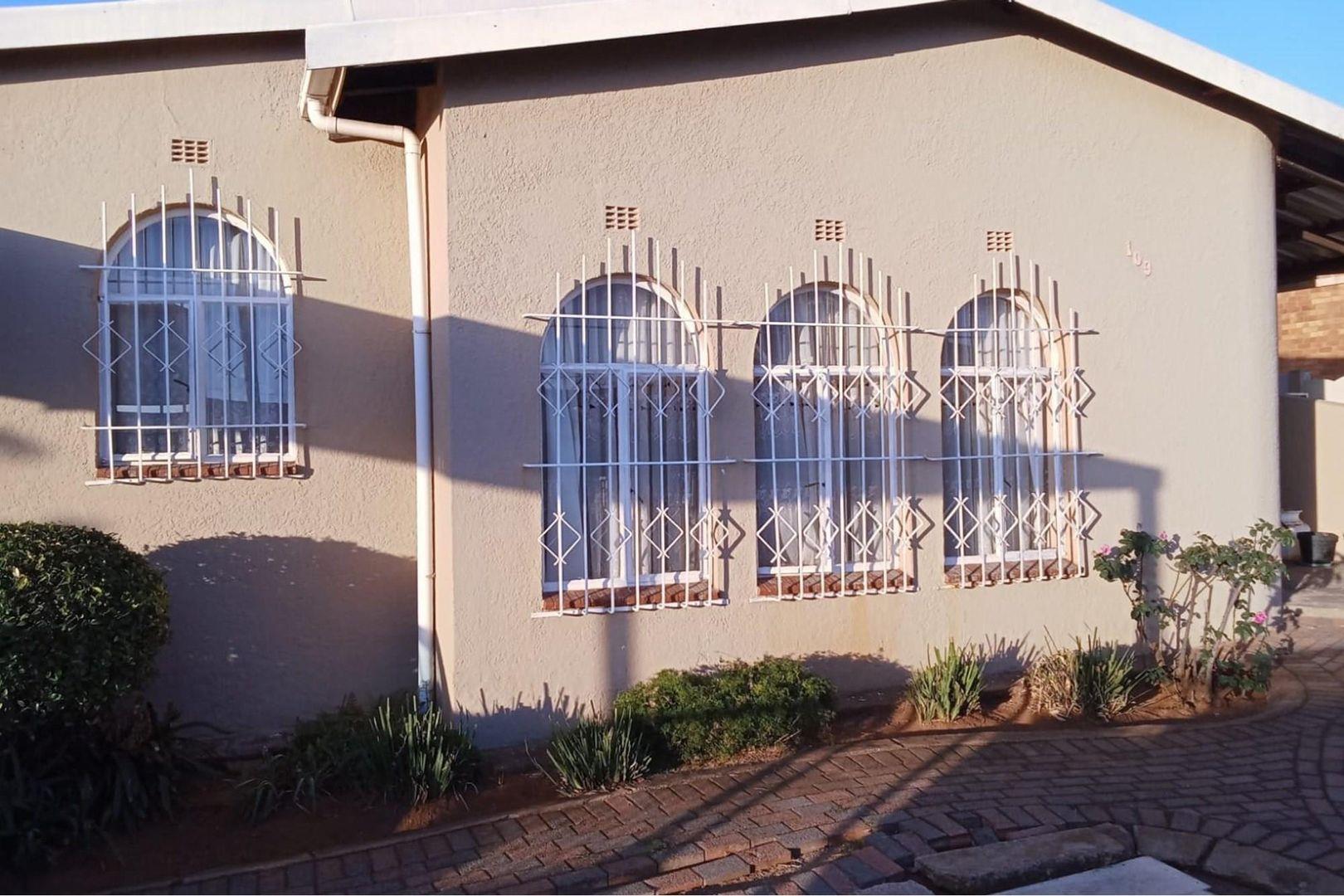 Riverlea, Johannesburg Property Property and houses for sale in