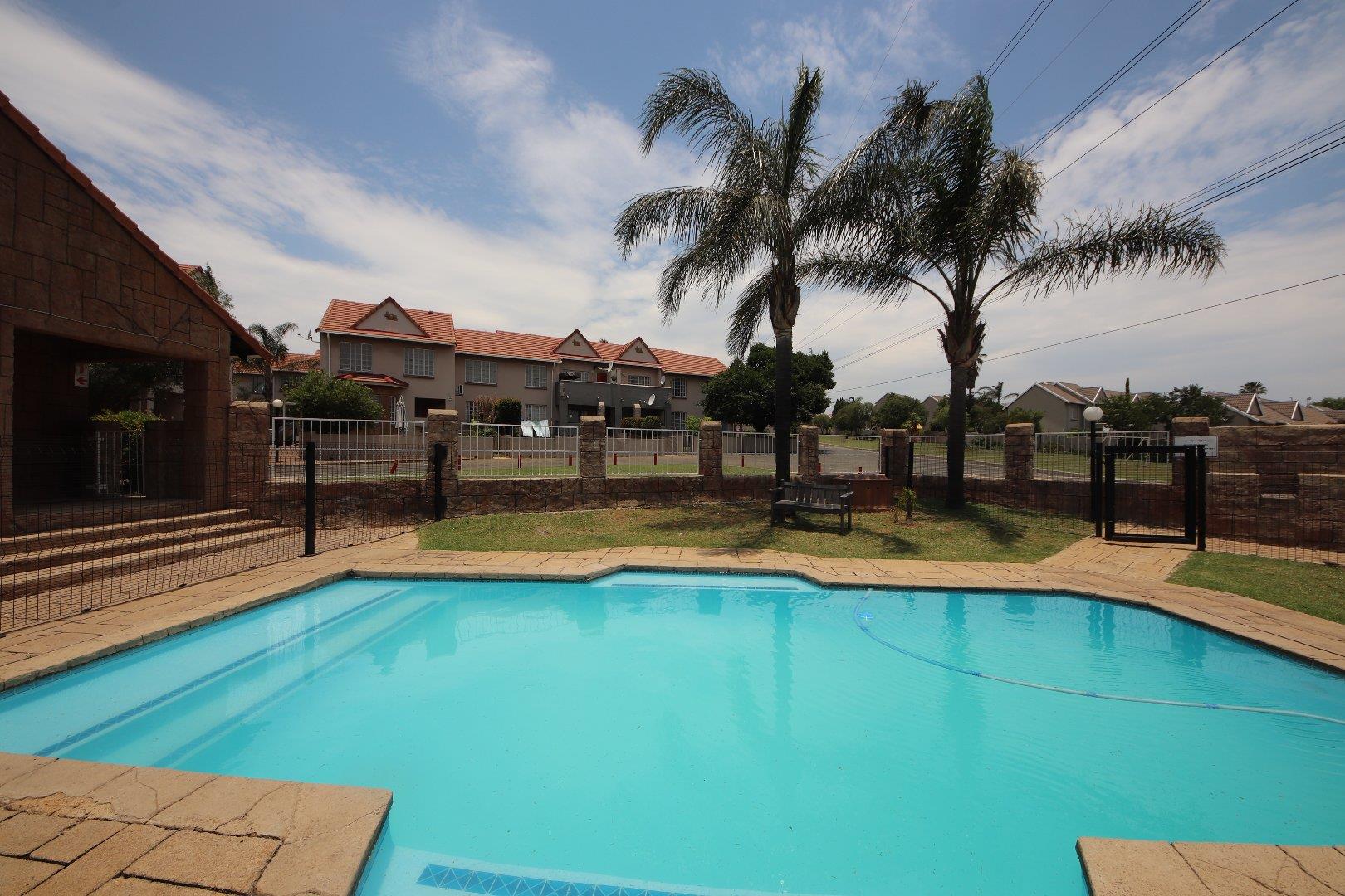 2 Bedroom Townhouse for sale in Eden Glen P24113737324