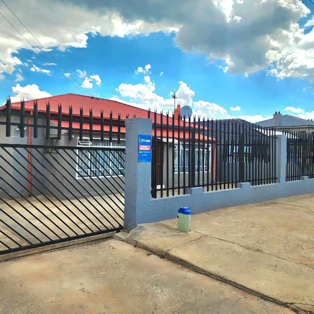 3 Bedroom House for sale in Roodepoort North 64 Seventh Avenue P24113739558