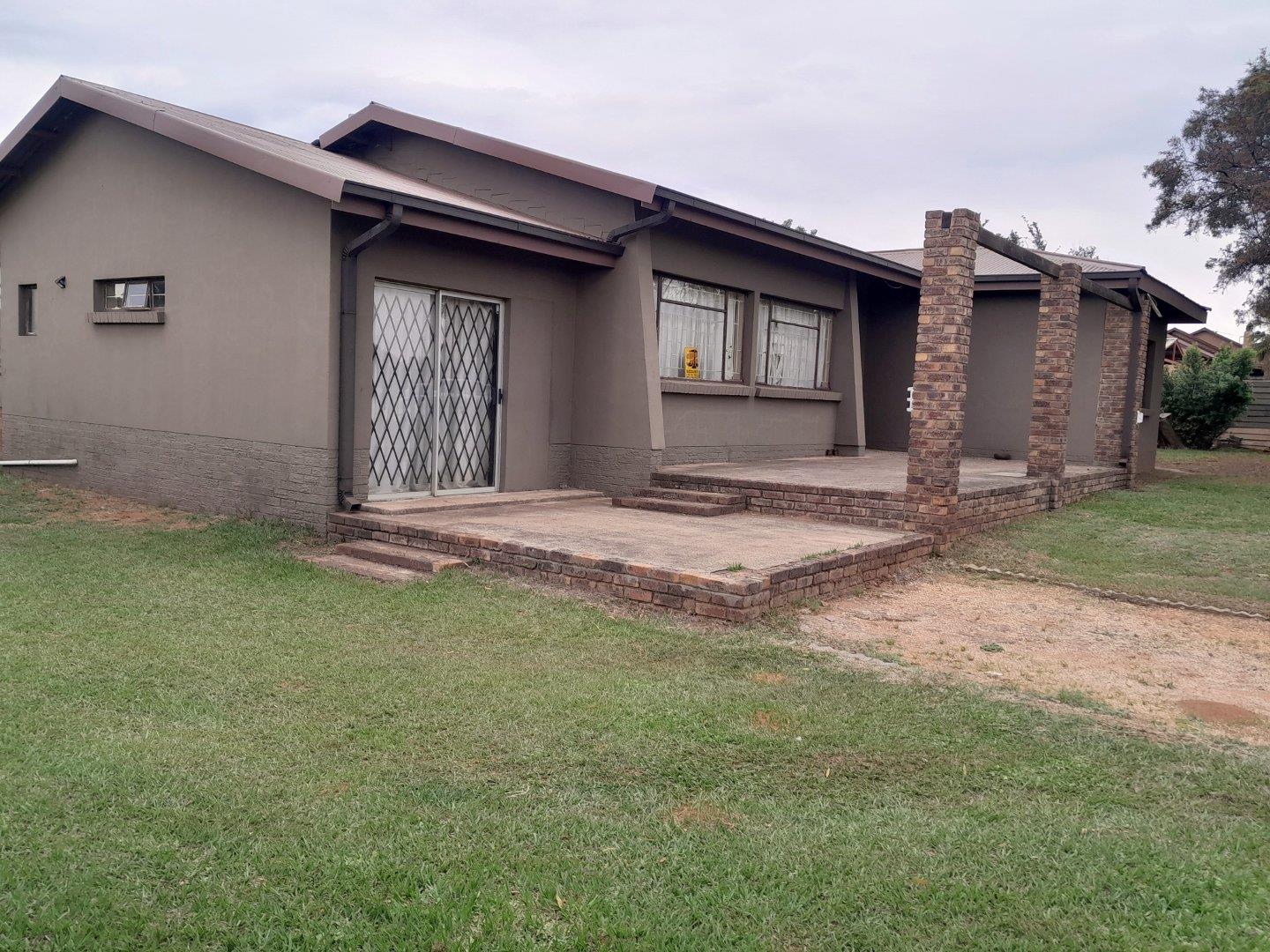 5 Bedroom House for sale in Rensburg P24113739907