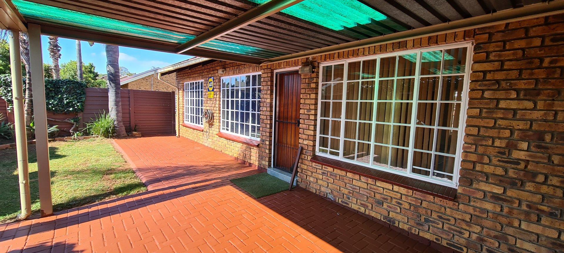 2 Bedroom Townhouse for sale in Pierre Van Ryneveld P24113741951