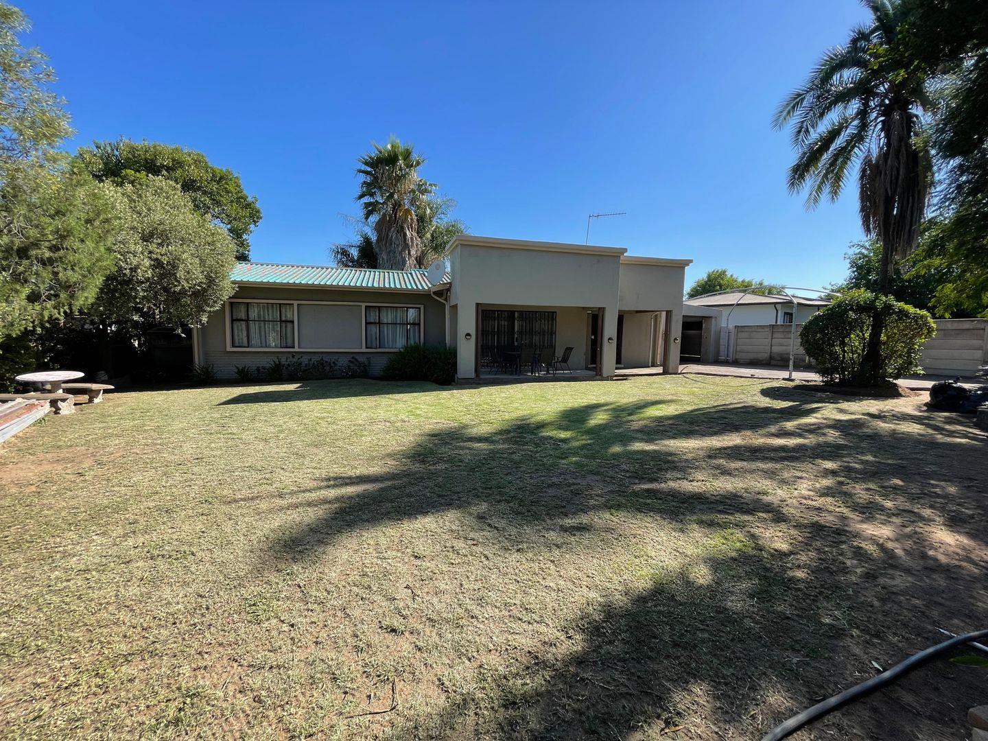 4 Bedroom House for sale in Barry Hertzog Park P24113743927