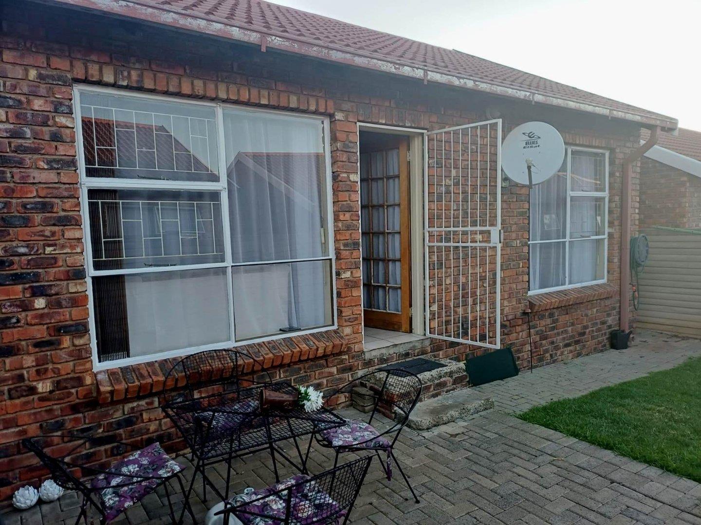 2 Bedroom Townhouse for sale in Fleurdal P24113754663