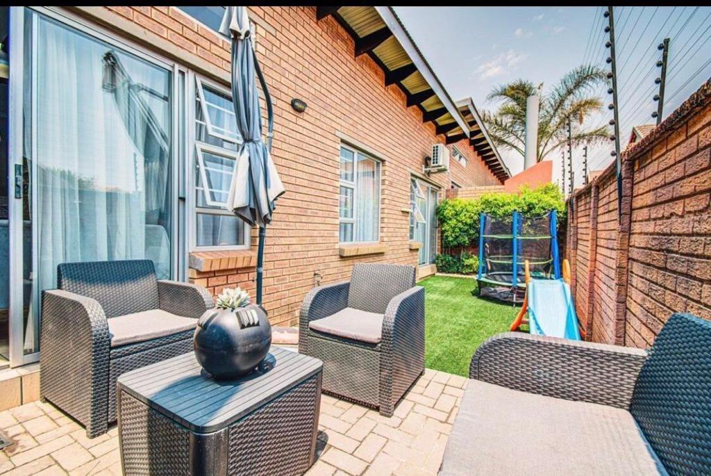 3 Bedroom Townhouse for sale in Pomona P24113763374