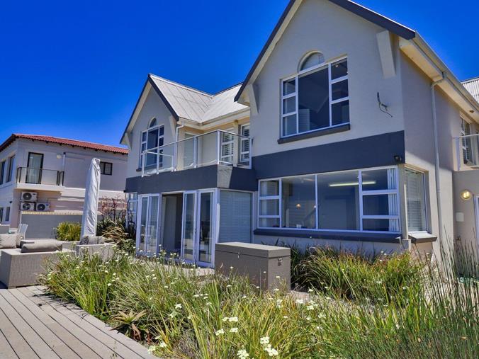 5 Bedroom House for Sale in Hersham