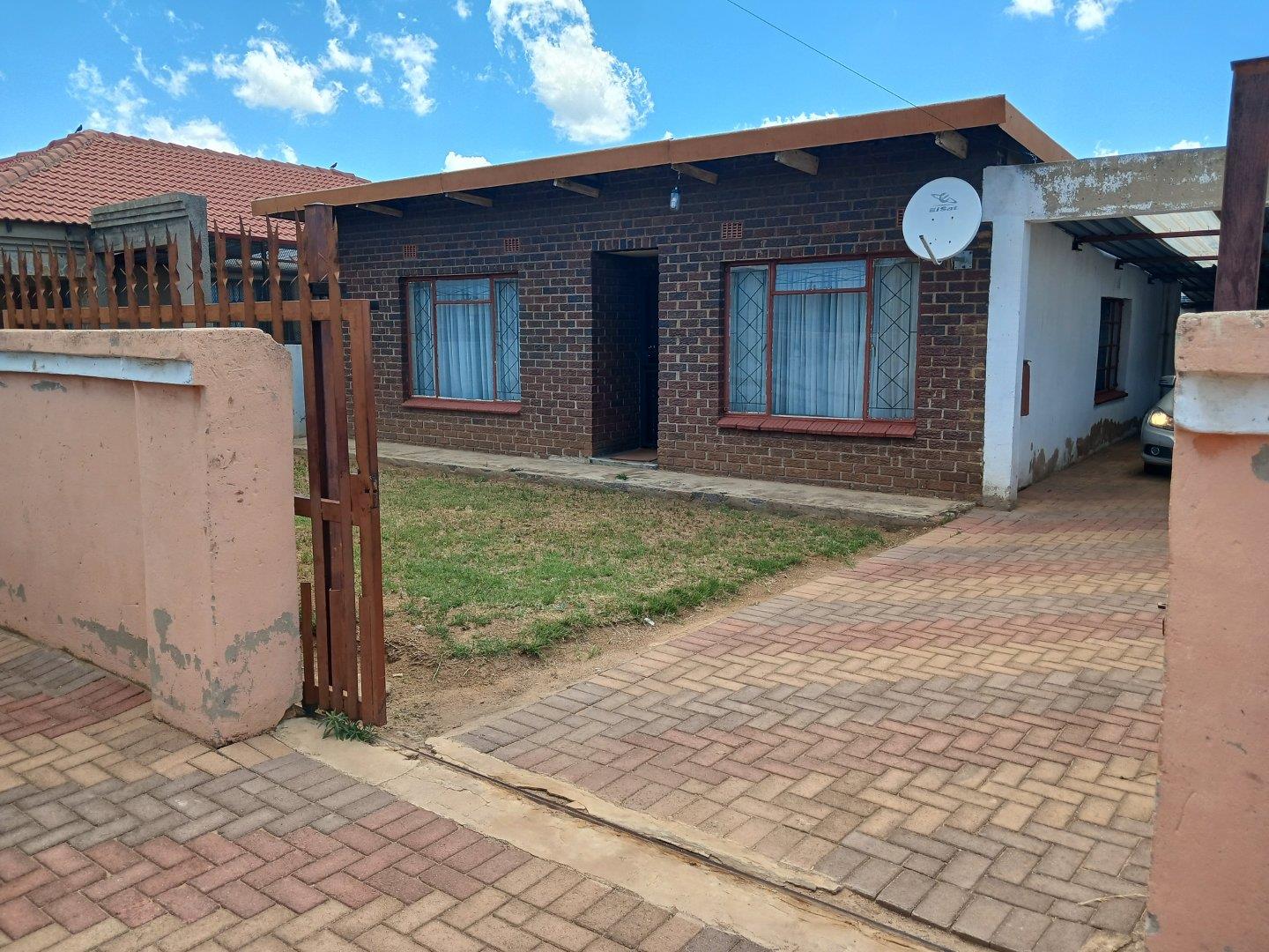 Mohlakeng Property Property and houses for sale in Mohlakeng