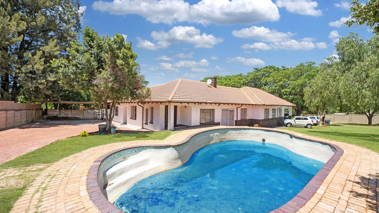 6 Bedroom House for sale in Lombardy East P24113767705