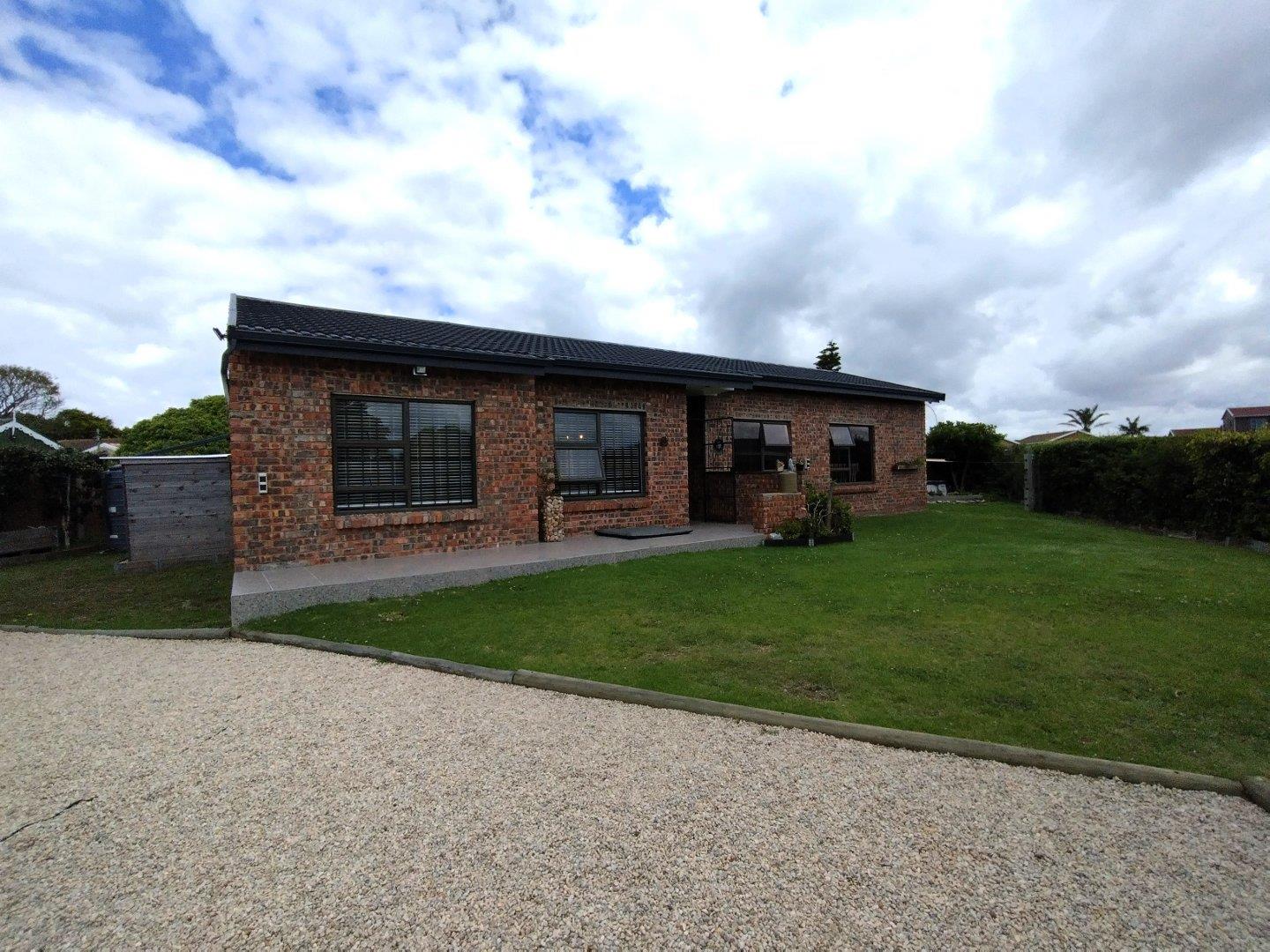 4 Bedroom House for sale in Wavecrest P24113768582