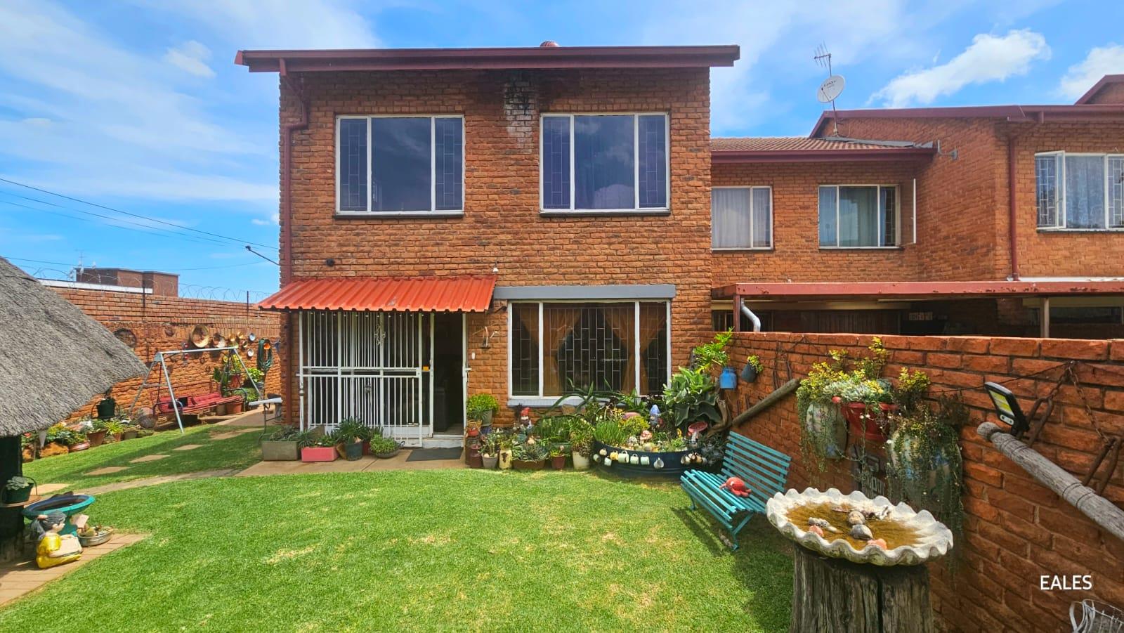 3 Bedroom Townhouse for sale in Mountain View 528 Ivor Avenue P24