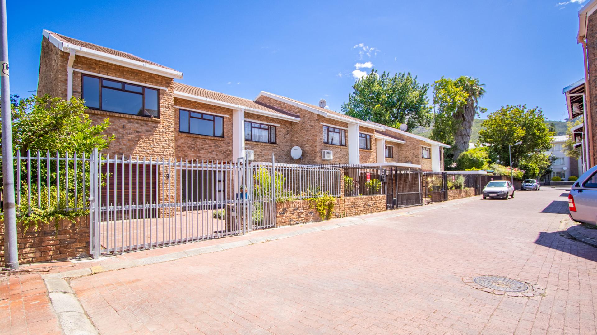 Paarl Central Property Townhouses for sale in Paarl Central