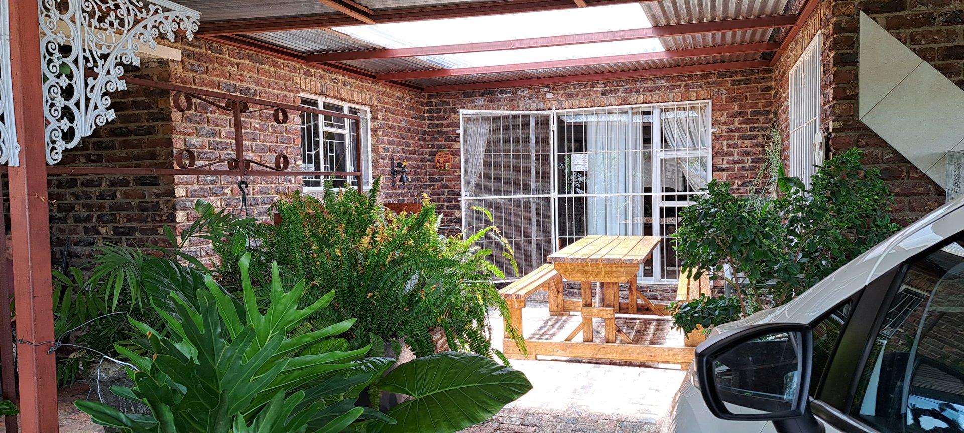 2 Bedroom House for sale in Schweizer Reneke P24106463889