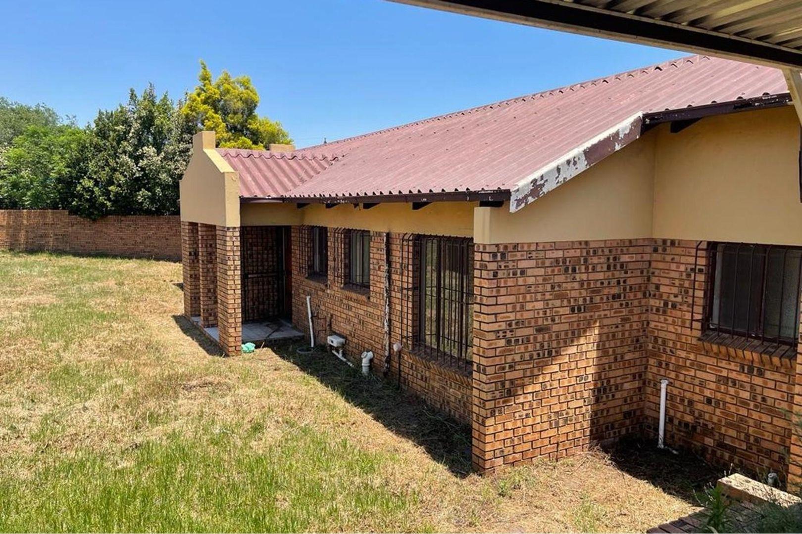 3 Bedroom Townhouse for sale in Die Heuwel P24113771999