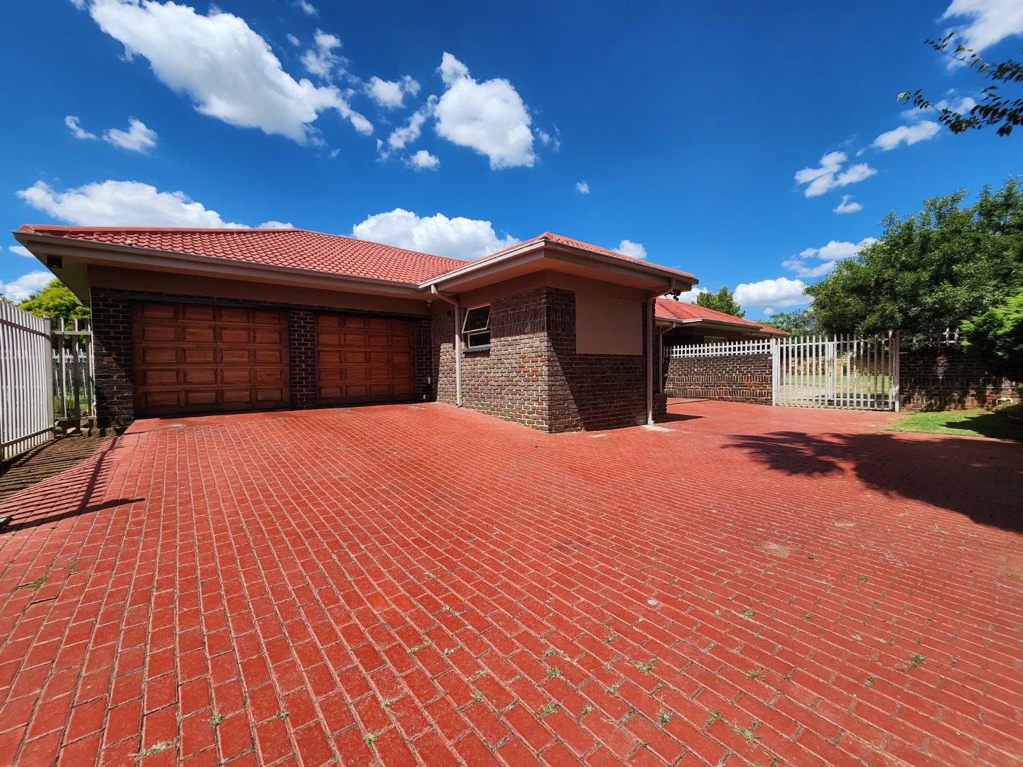 4 Bedroom House for sale in Three Rivers East P24113775504