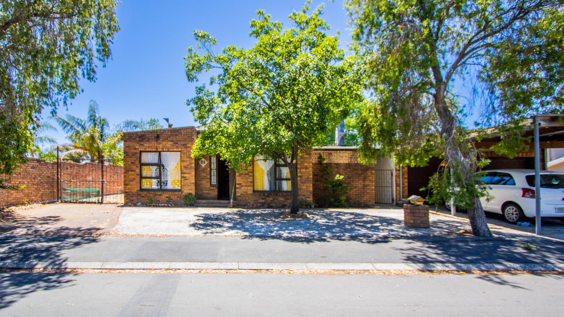 4 Bedroom House for sale in Klein Parys 59 Bonaparte Avenue P24