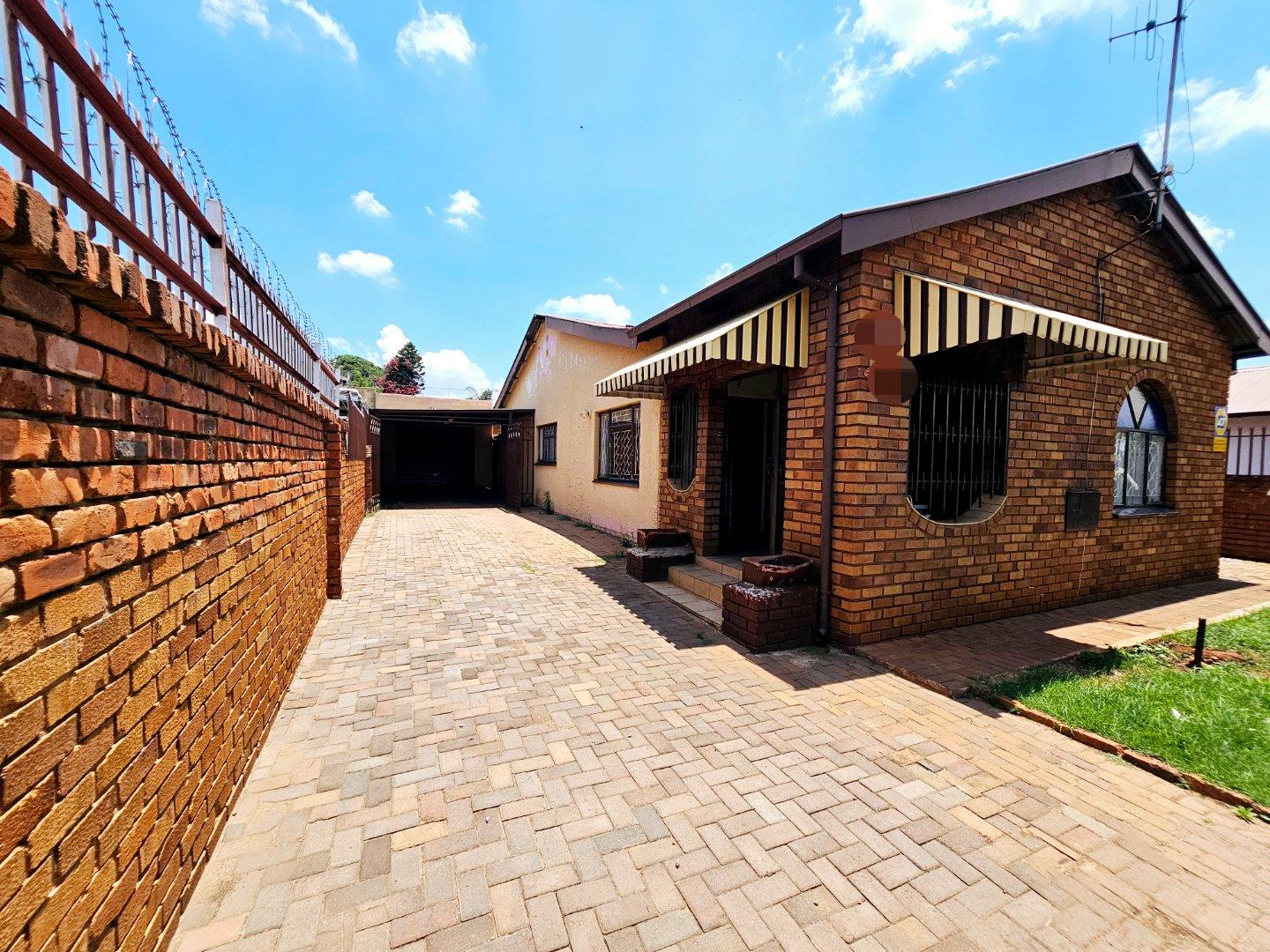 3 Bedroom House for sale in Laudium Ext 2 P24113776070