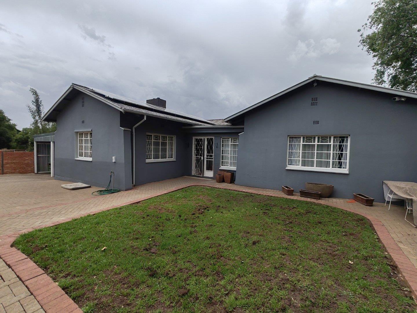 4 Bedroom House for sale in Bayswater P24113777828