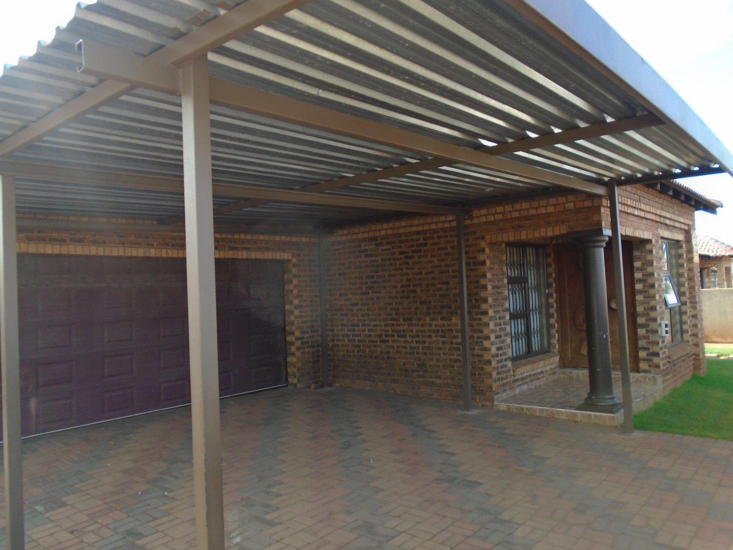3 Bedroom House for sale in Middelburg Central P24113778450