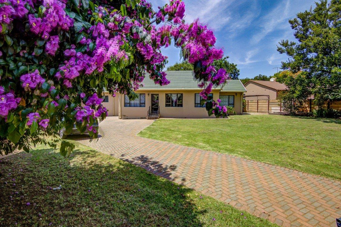 3 Bedroom House for sale in Birch Acres 18 Pieper Crescent P24