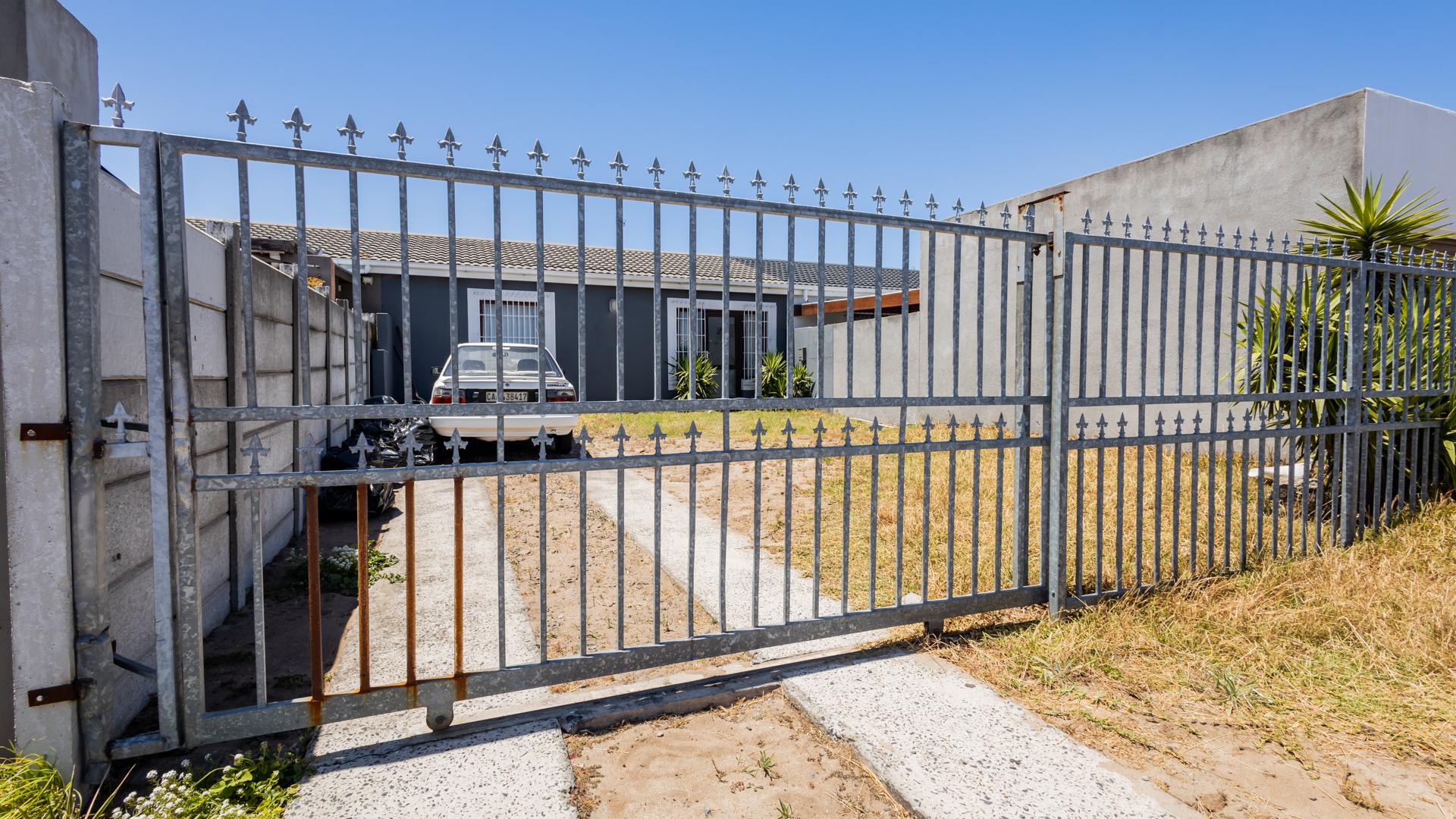 2 Bedroom House for sale in Summer Greens 26 Archers Green P24