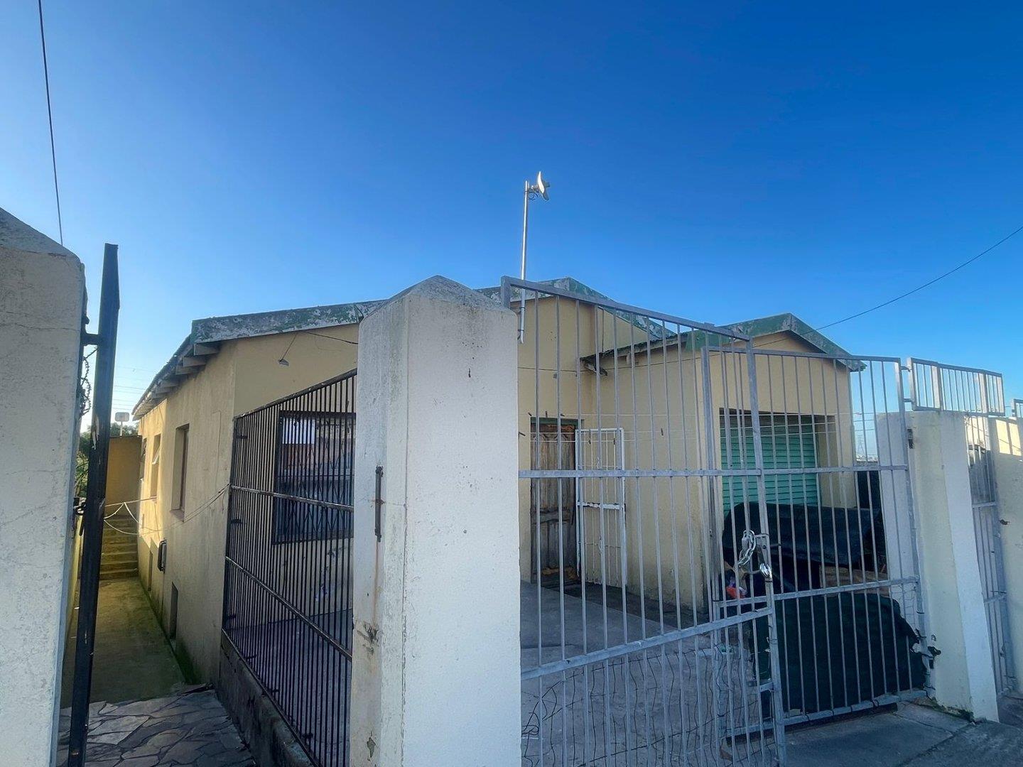 3 Bedroom House for sale in Korsten P24113782990