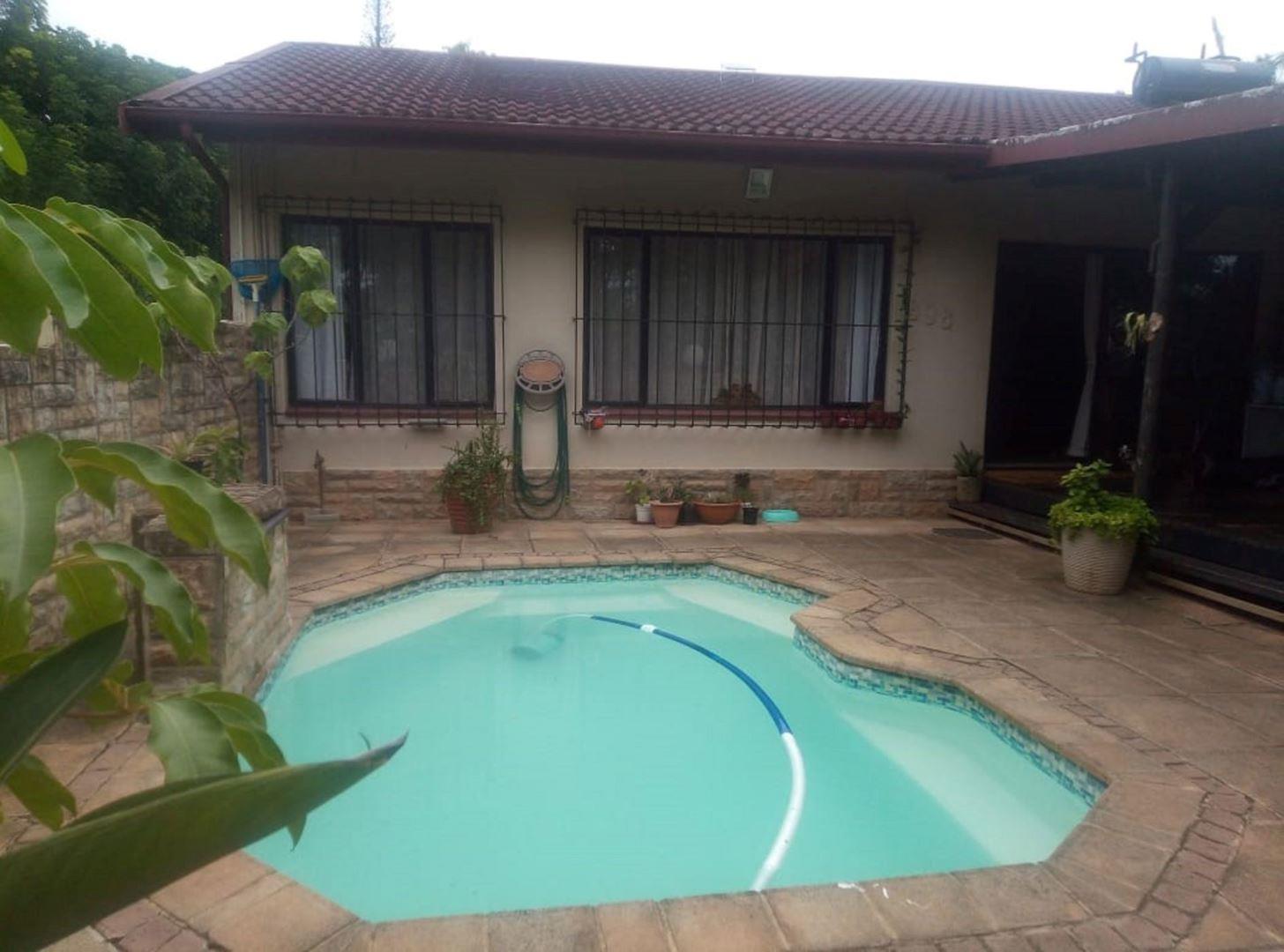 9 Bedroom House for sale in Uvongo P24113784843