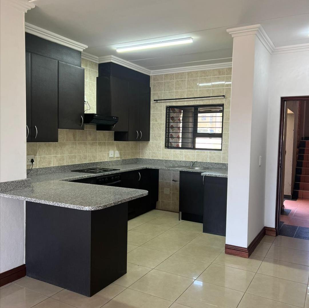2 Bedroom Townhouse for sale in Lenasia Ext 13 P24113789596