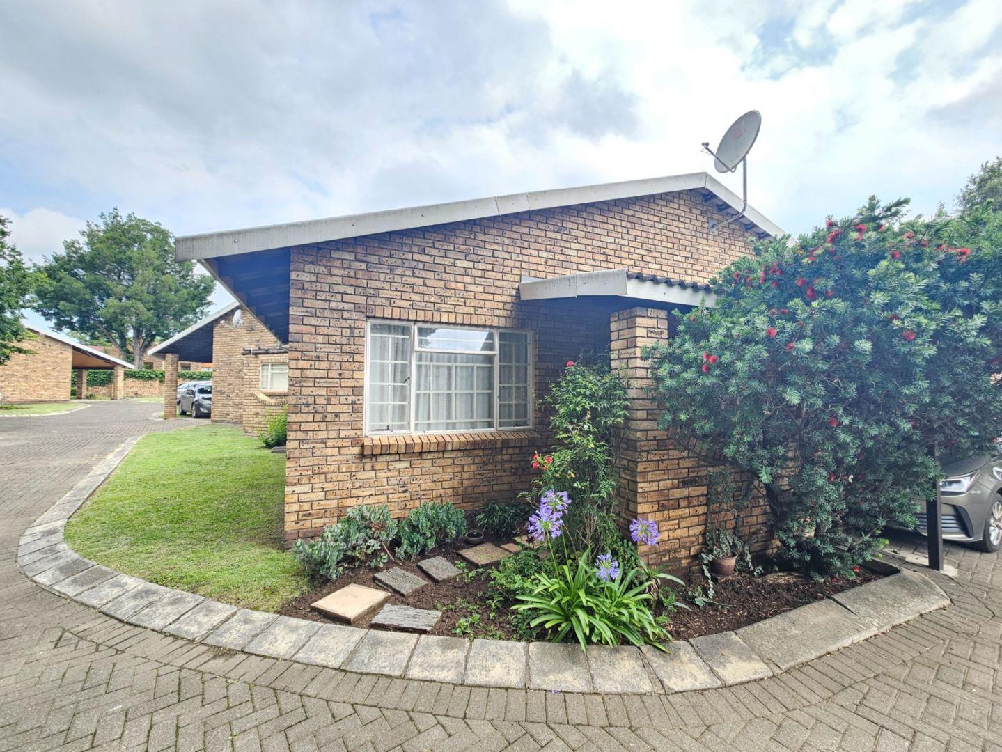 2 Bedroom Townhouse for sale in Newcastle Central P24113789644