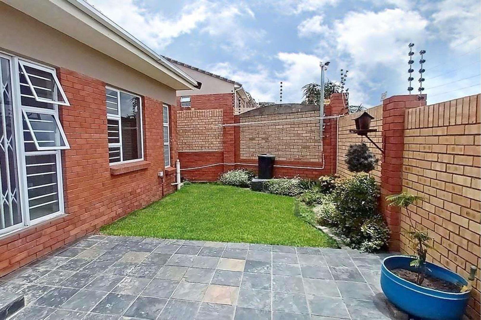 3 Bedroom Townhouse for sale in Beacon Bay P24113789675